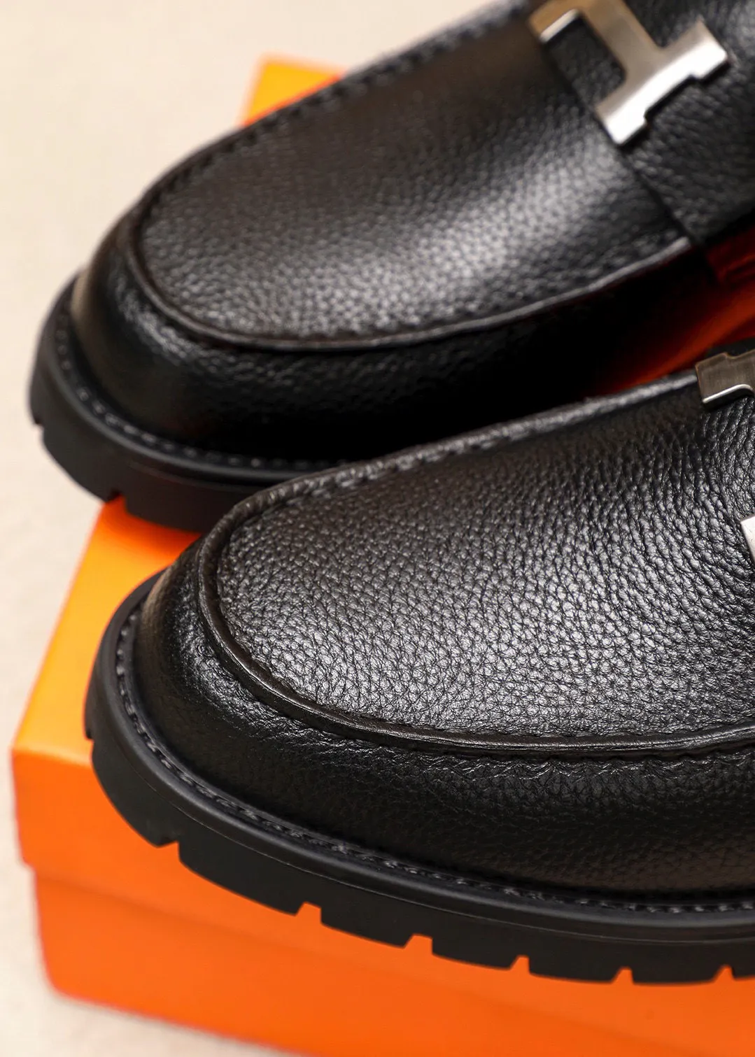 Men's shoes 💰460 💐 Product trademark: HERMES "Hermès" casual leather shoes Regular size: 39-44 (38.45🉑️customized) Product materials: Selected imported first-layer pebbled cowhide leather upper + classic hardware buckle, imported water-dyed 🐂 cowhide lining. Strong three-dimensional visual effect, non-slip and wear-resistant rubber outsole Color: 2⃣️colors available